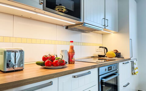 Seeglück: Køkken, Køkken Apparat, Countertop, Større Bandage, Husholdningsapparat, Cabinetry, Indretning, Træ, Gulvbelægning, Belysning