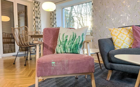 Seeglück: Møbel, Indretning, Gulvbelægning, Etage, Stol, Stue, Textile, Værelse, Komfort, Brun