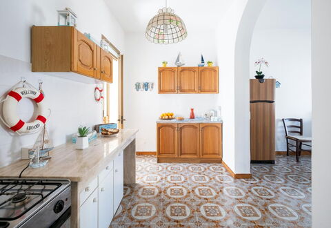 Villa Heart Island Vista Mare: Gulvbelægning, Etage, Indretning, Møbel, Køkken, Countertop, Cabinetry, Værelse, Flise, Bejdse