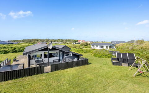 Erblin - 400M from the Sea: Estate, Skygge, Indkørsel, Stuehus
