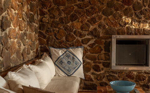 Villa Argentina: Stenmur, Brun, Naturmateriale, Bejdse, Hårdttræ, Stue, Mursten, Tapet, Flise, Pude
