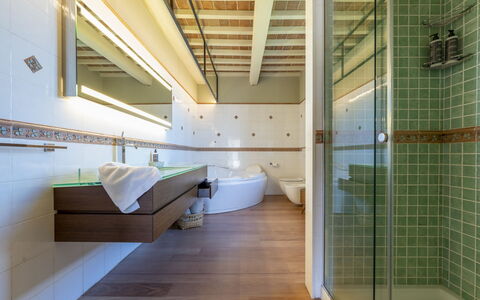 Villa Trasimena: Gulvbelægning, Indretning, Etage, Loft, Sanitærarmatur, Badeværelse, Belysning, Vvs, Tap, Hjem