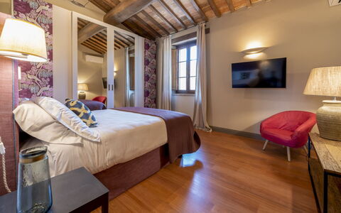 Villa Trasimena: Gulvbelægning, Etage, Indretning, Soveværelse, Sengetøj, Seng, Sengetøj, Sengetøj, Bed Frame, Trægulve