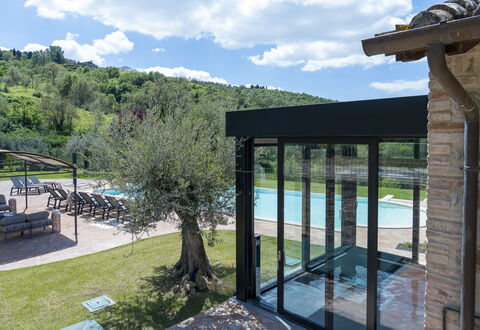 Villa Trasimena: Svømmepøl, Skygge, Eco Hotel, Udvej, Landscaping, Estate, Udendørs Møbler, Have, Udendørs Struktur, Backyard