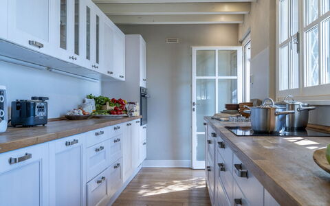 Bianca la Luna: Køkken, Cabinetry, Countertop, Møbel, Køkken Apparat, Indretning, Træ, Gulvbelægning, Større Bandage, Skuffe