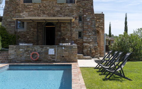Villa Cotogna: Svømmepøl, Estate, Mursten, Landscaping, Villa, Flise, Udendørs Møbler, Stenmur, Stuehus, Skorsten