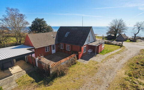 Hakon - 40M from the Sea: Hus, Tag, Hjem, Sommerhus, Skur, Garden Bygninger, Sidespor, Gård, Bjælkehytte, Hytte