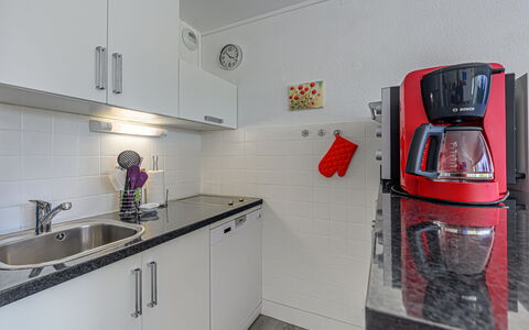 Quiberon 250: Køkken, Køkken Apparat, Countertop, Større Bandage, Indretning, Gulvbelægning, Cabinetry, Husholdningsapparat, Håndvask, Komfur