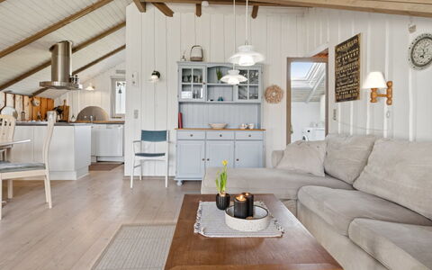 Bernadine - 400M from the Sea: Tag, Hus, Hjem, Sommerhus, Dør, Sidespor, Dæk, Veranda, Planke, Hårdttræ