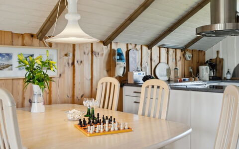 Bernadine - 400M from the Sea: Tag, Hus, Hjem, Sommerhus, Dør, Sidespor, Dæk, Veranda, Planke, Hårdttræ