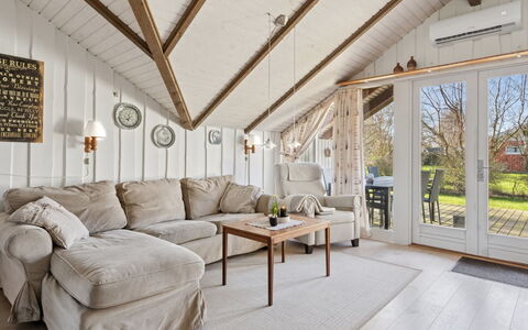 Bernadine - 400M from the Sea: Tag, Hus, Hjem, Sommerhus, Dør, Sidespor, Dæk, Veranda, Planke, Hårdttræ