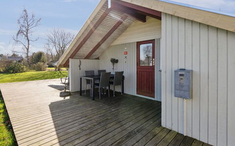 Bernadine - 400M from the Sea: Tag, Hus, Hjem, Sommerhus, Dør, Sidespor, Dæk, Veranda, Planke, Hårdttræ