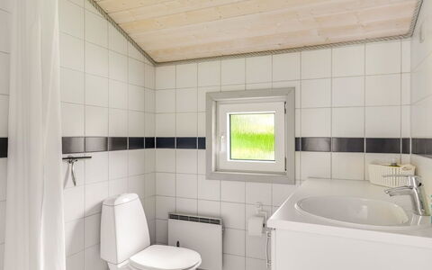 Gorica - 30Km from the Sea: Gulvbelægning, Sanitærarmatur, Indretning, Etage, Badeværelse, Håndvask, Toilet, Loft, Toiletbræt, Tap