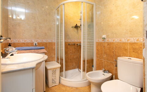 Florida: Sanitærarmatur, Badeværelse, Gulvbelægning, Håndvask, Badeværelsesvask, Indretning, Etage, Toiletbræt, Toilet, Tap