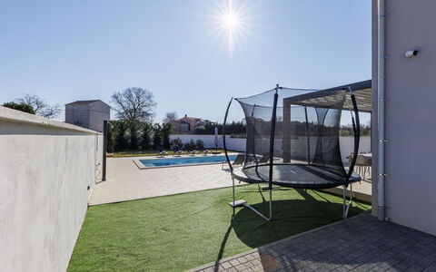 Villa Dream Place: Skygge, Have, Svømmepøl, Backyard, Gård, Kunstgræs, Lawn, Landscaping, Net, Hegn