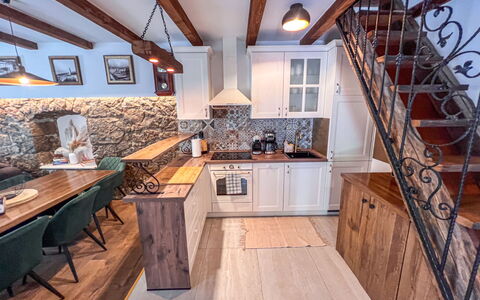 Vila Jurja: Træ, Gulvbelægning, Indretning, Møbel, Etage, Trægulve, Countertop, Hjem, Køkken, Cabinetry