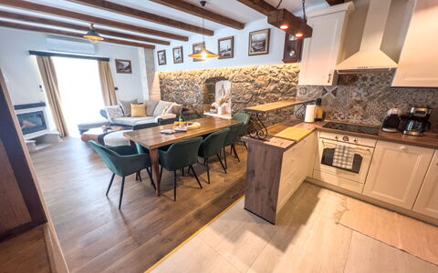 Vila Jurja: Møbel, Indretning, Gulvbelægning, Træ, Etage, Køkken & Spisebord, Loft, Bord, Spisestue, Hjem