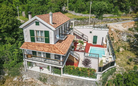 Vila Jurja: Bygning, Hus, Hjem, Boligområde, Arkitektur, Tag, Sommerhus, Altan, Estate, Veranda