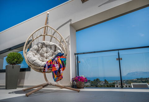 Attico Sea View: Møbel, Indretning, Stol, Udendørs Møbler, Naturmateriale, Trægulve, Stue, Wicker, Stueplante, Design