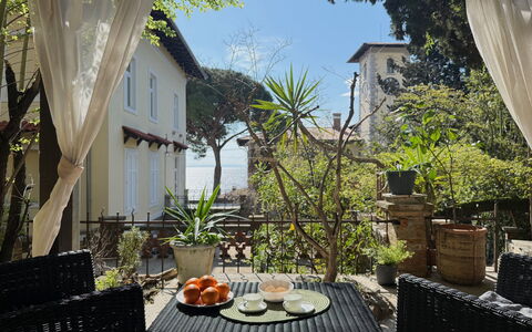 Apartment Niko, Private Garden, Wifi - Opatija: Møbel, Blomsterkrukke, Udendørs Møbler, Altan, Skygge, Stol, Stueplante, Veranda, Gård