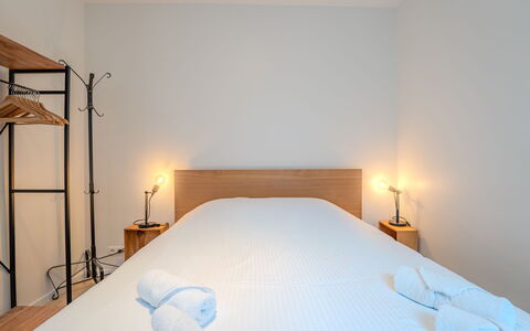 Sea of Tranquility with Terrace: Seng, Væg, Soveværelse, Træ, Indretning, Etage, Sengetøj, Sengetøj, Gulvbelægning, Bed Frame