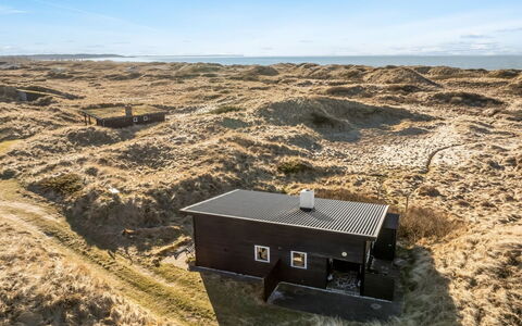 Alrike - 200M from the Sea: Estate, Skygge, Indkørsel, Stuehus
