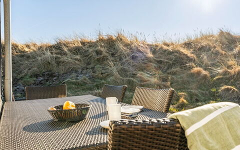 Alrike - 200M from the Sea: Estate, Skygge, Indkørsel, Stuehus