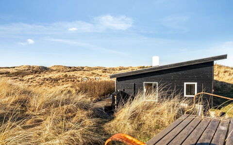 Alrike - 200M from the Sea: Estate, Skygge, Indkørsel, Stuehus