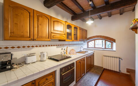 Rufina 974: Køkken, Countertop, Træ, Gulvbelægning, Indretning, Cabinetry, Køkkenvask, Loft, Køkken Apparat, Etage