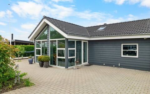 Arnulfuer - 100M from the Sea: Møbel, Indretning, Gulvbelægning, Etage, Loft, Værelse, Stol, Bord, Lejlighed, Køkken & Spisebord
