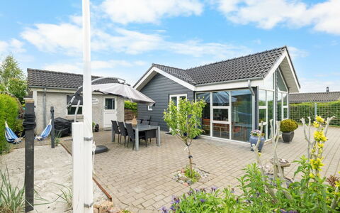 Arnulfuer - 100M from the Sea: Møbel, Indretning, Gulvbelægning, Etage, Loft, Værelse, Stol, Bord, Lejlighed, Køkken & Spisebord