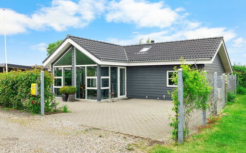 Arnulfuer - 100M from the Sea: Møbel, Indretning, Gulvbelægning, Etage, Loft, Værelse, Stol, Bord, Lejlighed, Køkken & Spisebord