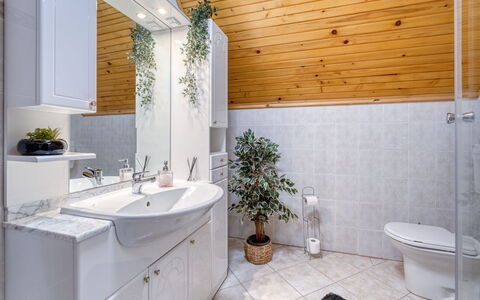 Maklen: Indretning, Håndvask, Sanitærarmatur, Gulvbelægning, Badeværelsesvask, Badeværelse, Countertop, Etage, Loft, Tap