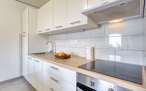 Željko: Køkken, Countertop, Køkken Apparat, Gulvbelægning, Større Bandage, Cabinetry, Træ, Indretning, Køkkenvask, Håndvask