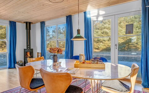 Kaapo - 300M from the Sea: Møbel, Indretning, Træ, Gulvbelægning, Stol, Loft, Etage, Bord, Spisestue, Belysning