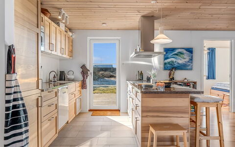 Kaapo - 300M from the Sea: Møbel, Gulvbelægning, Køkken, Træ, Køkken Apparat, Etage, Countertop, Indretning, Trægulve, Cabinetry