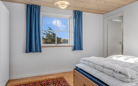Kaapo - 300M from the Sea: Indretning, Træ, Gulvbelægning, Loft, Etage, Soveværelse, Møbel, Seng, Værelse, Belysning