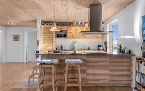 Kaapo - 300M from the Sea: Møbel, Køkken, Gulvbelægning, Indretning, Countertop, Træ, Trægulve, Etage, Køkken Apparat, Loft