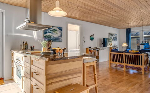 Kaapo - 300M from the Sea: Gulvbelægning, Møbel, Træ, Indretning, Trægulve, Loft, Etage, Køkken, Countertop, Cabinetry