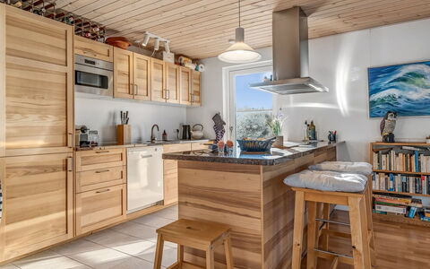 Kaapo - 300M from the Sea: Møbel, Køkken, Gulvbelægning, Træ, Køkken Apparat, Countertop, Indretning, Trægulve, Husholdningsapparat, Etage