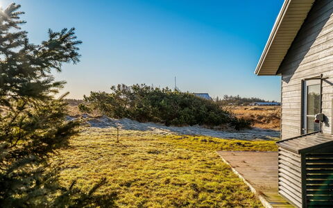 Kaapo - 300M from the Sea: Himmel, Blå, Græs, Vegetationen, Busk, Landskab, Hus, Land Lot, Plantesamfund
