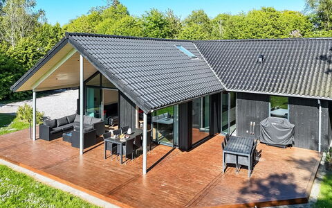 Erlinda - 300M from the Sea: Hus, Hjem, Dør, Tag, Sommerhus, Estate, Have, Skygge, Sidespor, Gård