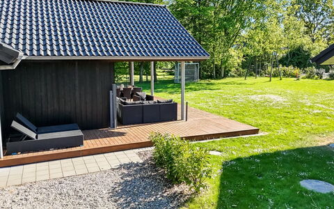Erlinda - 300M from the Sea: Hus, Hjem, Dør, Tag, Sommerhus, Estate, Have, Skygge, Sidespor, Gård