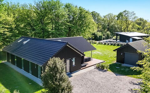 Erlinda - 300M from the Sea: Hus, Hjem, Dør, Tag, Sommerhus, Estate, Have, Skygge, Sidespor, Gård