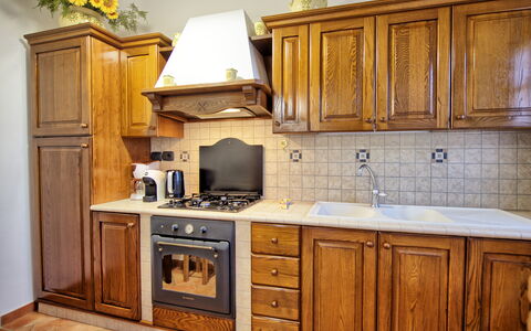 Villa Portole Due: Cabinetry, Køkken, Countertop, Træ, Større Bandage, Gulvbelægning, Indretning, Køkken Apparat, Møbel, Skab
