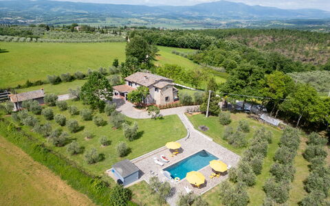 Il Querceto: Hus, Boligområde, Landdistrikt, Estate, Hjem, Sommerhus, Fugleperspektiv, Have, Landscaping, Landsby