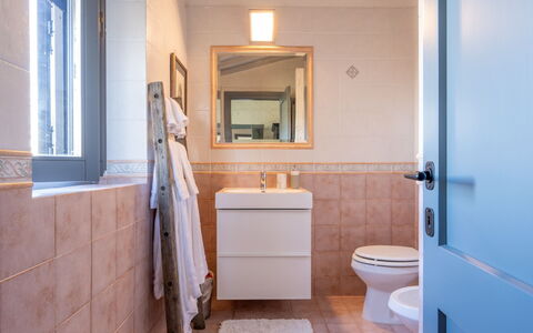 Il Querceto: Badeværelse, Sanitærarmatur, Gulvbelægning, Toiletbræt, Toilet, Etage, Indretning, Badeværelsesvask, Håndvask, Badeværelsesskab