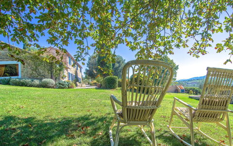 Villa Sagrantino: Busk, Have, Lawn, Forår, Udendørs Møbler, Sommerhus, Landscaping, Stol, Gård, Backyard