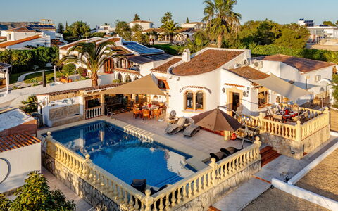 Villa Cristina: Svømmepøl, Udvej, Estate, Hacienda, Fritid, Ferie, Villa, Mansion, Ferieby