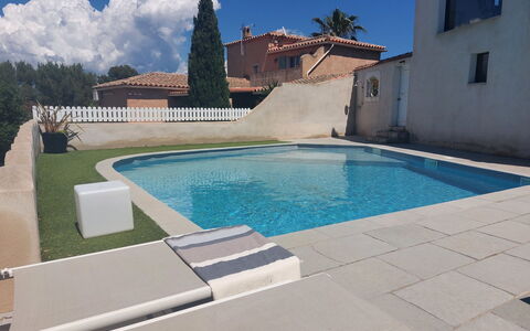 Bleu Azur: Svømmepøl, Kompositmateriale, Skygge, Beton, Udendørs Møbler, Flise, Landscaping, Udvej, Backyard, Water Feature